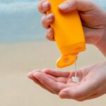 Cekricek.id – Sunscreen atau tabir surya adalah produk kosmetik yang ditujukan untuk melindungi kulit dari sinar UV yang berbahaya. Namun ternyata tidak semua orang coock memakai produk berbahan pelindung kulit tersebut. Salah satu yang dialami adalah reaksi alergi karena bahan wewangian dan oxybenzone yang terdapat di dalam produk ini.