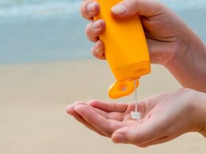 Cekricek.id – Sunscreen atau tabir surya adalah produk kosmetik yang ditujukan untuk melindungi kulit dari sinar UV yang berbahaya. Namun ternyata tidak semua orang coock memakai produk berbahan pelindung kulit tersebut. Salah satu yang dialami adalah reaksi alergi karena bahan wewangian dan oxybenzone yang terdapat di dalam produk ini.