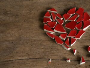 Cekricek.id - Oksitosin, kadang-kadang disebut juga sebagai "hormon cinta," yang dapat membantu menyembuhkan patah hati. Dijuluki sebagai hormon cinta, tak lain karena perannya yang dikenal dalam menjalin ikatan sosial dan kepercayaan di antara orang-orang. Selain itu, kadar oksitosin pada diri seseorang sering meningkat ketika sedang berpelukan, bercinta atau orgasme.