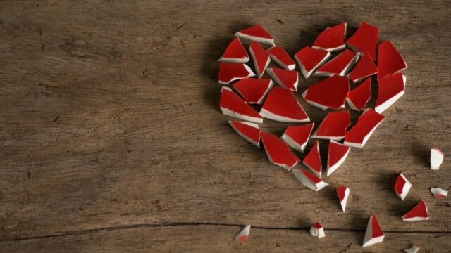 Cekricek.id - Oksitosin, kadang-kadang disebut juga sebagai "hormon cinta," yang dapat membantu menyembuhkan patah hati. Dijuluki sebagai hormon cinta, tak lain karena perannya yang dikenal dalam menjalin ikatan sosial dan kepercayaan di antara orang-orang. Selain itu, kadar oksitosin pada diri seseorang sering meningkat ketika sedang berpelukan, bercinta atau orgasme.