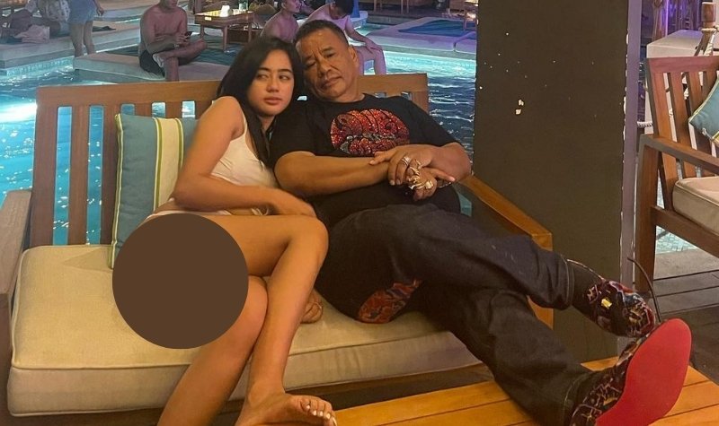 Cekricek.id - Hotman Paris memamerkan fotonya dengan seorang wanita yang disebut sebagai gadis Jogja. Dalam foto itu, sang pengacara kondang duduk santai disebuah kursi panjang dengan si wanita yang bersender ke bahunya. Melihat pemandangan tersebut, ada yang membuat netizen salah fokus.