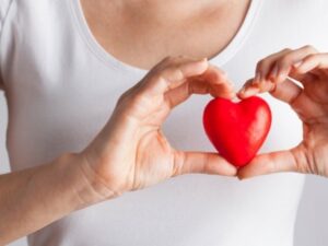 Cekricek.id - Penyakit jantung adalah salah satu penyebab utama kematian di dunia. Meski begitu, para dokter mengatakan ada beberapa kebiasaan sehat yang dapat membuat perubahan besar. Penyakit jantung 90 persen dapat diobati dan setiap orang dapat mencegahnya datang.
