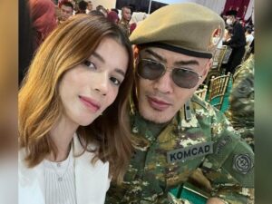 Cekricek.id - Deddy Corbuzier ikut merayakan HUT TNI dengan mengenakan seragam loreng khas yang biasa dikenakan oleh para tentara Indonesia. Dalam unggahan terbaru istrinya, Sabrina Chairunnisa, keduanya tampil mesra layaknya pasangan tentara dan wanita cantik seperti di drama Korea yang pernah populer.