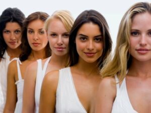 Cekricek.id – Mungkin sebagian wanita pernah menyadari bahwa mereka memiliki bentuk payudara yang asimetri atau berbeda. Bisa jadi salah satunya terlihat sedikit lebih besar dari yang lain, atau satu areolanya tampak lebih kecil atau lebih terpusat daripada yang lain, atau hal semacam itu.