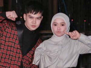 Cekricek.id - Sebelum menikah dengan Rizky Billar, Lesti Kejora ternyata pernah meminta untuk dinikahi oleh Faul LIDA, rekan sesama penyanyi dangdut. Mereka sempat dekat bahkan sudah berjanji untuk menikah ketika Faul sudah menyelesaikan pendidikannya.