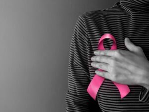 Cekricek.id - Kanker payudara umumnya dianggap sebagai penyakit yang menyerang perempuan. Namun, bukan berarti laki-laki tak bisa terkena kanker payudara juga. Faktanya, penyakit ini dapat diidap siapa pun tanpa mengenal gender karena sama-sama memiliki jaringan payudara.