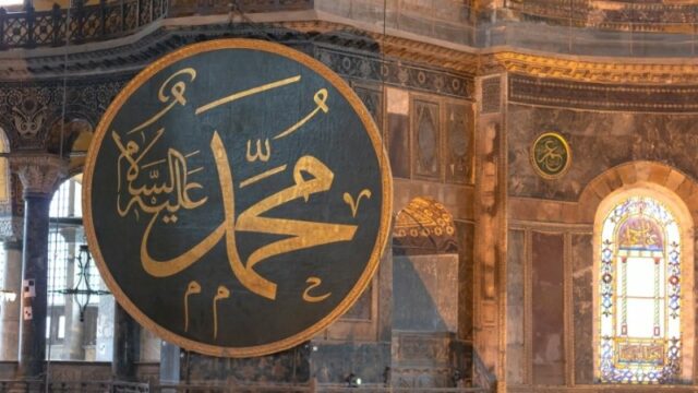 Cekricek.id – Banyak yang masih memperdebatkan hukumnya merayakan maulid nabi Muhammad SAW. Ada yang meyakini bahwa perayaan tersebut termasuk bid’ah karena merupakan hal yang tidak pernah dilakukan di zaman nabi. Namun, sebagian lainnya justru menganjurkan karena merupakan bentuk cinta dan syukur kepada tokoh teladan umat muslim tersebut.