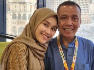 Cekricek.id - Berbeda dari kebanyakan selebriti, ayah Ayu Ting Ting yang akrab disapa Ayah Rojak ini ternyata punya perliharaan kesayangan yang unik. Jika biasanya orang memilih untuk memelihara kucing atau anjing lucu berbulu lebat, pria dua anak ini justru memilih untuk memelihara seekor domba.