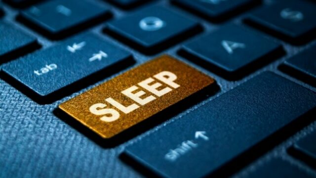 Cekricek.id - Fenomena sleep texting ternyata bukan hanya sekedar istilah belaka. Gejala berkirim pesan menggunakan ponsel saat tertidur mungkin terdengar tak masuk akal namun benar-benar bisa terjadi. Dalam kebanyakan kasus, sleep texting dapat terjadi saat ada notifikasi pesan masuk ke ponsel.