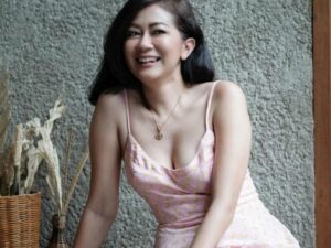 Cekricek.id - Berbagai tingkah Atien Simon tampaknya selalu membuat netizen pusing. Terlebih lagi ketika memamerkan foto baju kedodoran