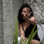 Cekricek.id - Tidak biasanya Atien Simon kali ini justru melarang netizen untuk nge-zoom alias memperbesar potretnya, karena pakaiannya terbuka
