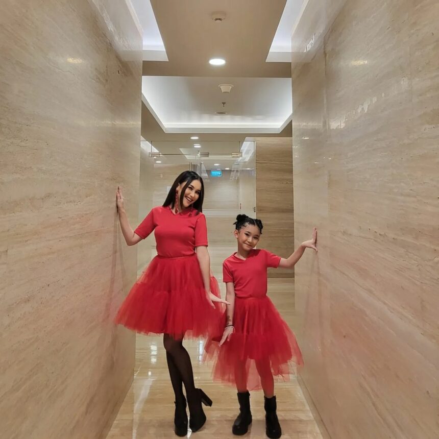 Berstatus Janda, Deretan Artis Cantik Ini Sukses Besarkan Anak dengan Baik