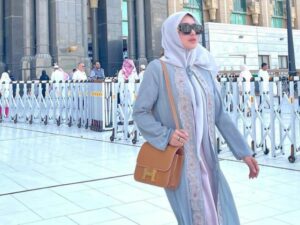 Cekricek.id - Selama ini nama artis cantik Bebizie sering dikenal dengan penampilan seksi, tapi kini anggun kenakan hijab, intip potretnya