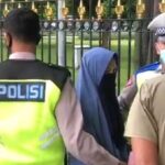 Seorang wanita bercadar nekat masuk ke istana negara dengan membawa senjata api langsung ditangani pihak berwenang, Selasa (25/10/2022).