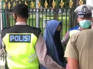 Seorang wanita bercadar nekat masuk ke istana negara dengan membawa senjata api langsung ditangani pihak berwenang, Selasa (25/10/2022).