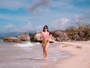 Cekricek.id - Penampilan daripada Dinar Candy terlihat begitu menggoda saat berlarian di pantai. Terlebih dengan bentuk outfit yang dikenakannya