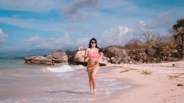 Cekricek.id - Penampilan daripada Dinar Candy terlihat begitu menggoda saat berlarian di pantai. Terlebih dengan bentuk outfit yang dikenakannya