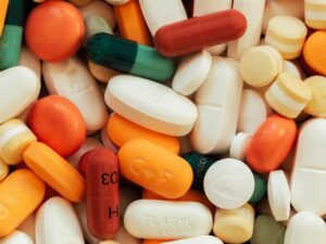 Cekricek.id - Banyak yang bertanya sebenarnya apakah ada hubungan antara obat antipsikotik dan juga kesehatan ginjal, adakah hubungannya?