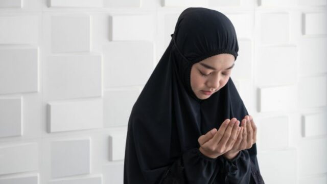 Cekricek.id – Ada 4 cara yang bisa dilakukan oleh seorang muslim untuk dapat menguatkan iman. Agar menjadi sosok manusia bertakwa