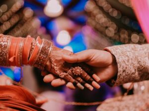 Cekricek.id - Seorang istri di India ini, membantu suami untuk menikahi mantan pacar lalu memutuskan untuk tinggal bertiga alias satu atap