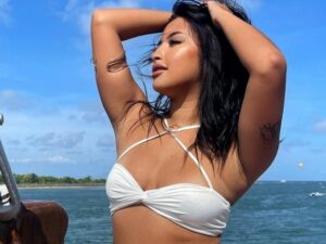 Cekricek.id - Dalam hal penampilan, Jennifer Coppen memang tidak pernah diragukan oleh netizen, yuk intip gaya andalannya kenakan bikini