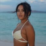 Cekricek.id - Artis cantik Jennifer Coppen kembali pamer pose hanya dengan mengenakan bikini, dijuluki sebagai Moana oleh netizen