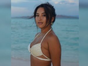 Cekricek.id - Artis cantik Jennifer Coppen kembali pamer pose hanya dengan mengenakan bikini, dijuluki sebagai Moana oleh netizen