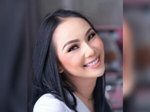 Cekricek.id - Artis Kalina Ocktaranny kini memutuskan untuk terjun ke dunia politik dan ingin menjadi caleg, sebelumnya heboh dikabarkan nikah siri