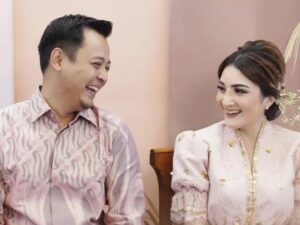 Cekricek.id - Kabar bahagia datang dari Kiki Amelia yang justru dilamar fans setelah menjanda cukup lama yakni 10 tahun lamanya