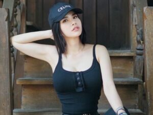 Cekricek.id - Lagi-lagi Maria Vania dipuji selalu sempurna ketika hanya menggunakan sebuah tanktop hitam, dengan tato serta kulit bersinar