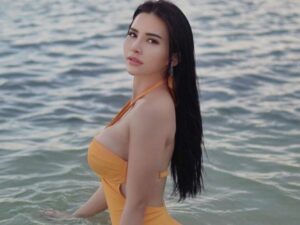Cekricek.id - Maria Vania kembali tampil seksi dengan hanya mengenakan baju renang sukses membuat banyak pria di sosial media jadi jelalatan