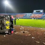 Dunia sepak bola Indonesia kembali berduka. Bagaimana tidak sebanyak 130 suporter Arema FC tewas di Stadion Kanjuruhan, Malang, Jawa Timur (Jatim)
