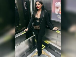 Cekricek.id - Kali ini netizen benar-benar dibuat salah fokus dan membentuk bayangan yang ditampilkan dalam foto cantik Millen Cyrus.