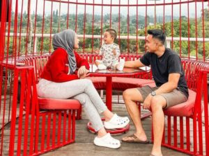 Cekricek.id - Artis sekaligus penyanyi cantik Nathalie Holscher kini makin berani memperlihatkan kemesraannya dengan cinta pertamanya