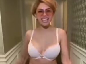 Beredar video Nikita Mirzani yang lagi goyang-goyang dalam keadaan hanya memakai bra dan celana dalam di akun Instagram pribadinya.