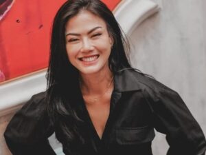 Nita Gunawan belum lama ini merasa dirinya malu sekali karena terjatuh saat di panggung yang disaksikan oleh banyak penonton.