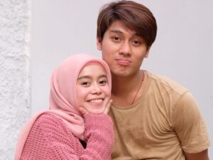 Lesty Kejora dan Rizky Billar kedapatan mesra-mesraan di saat berada di Polres Jakarta Selatan setelah ia ditetapkan jadi tahanan.