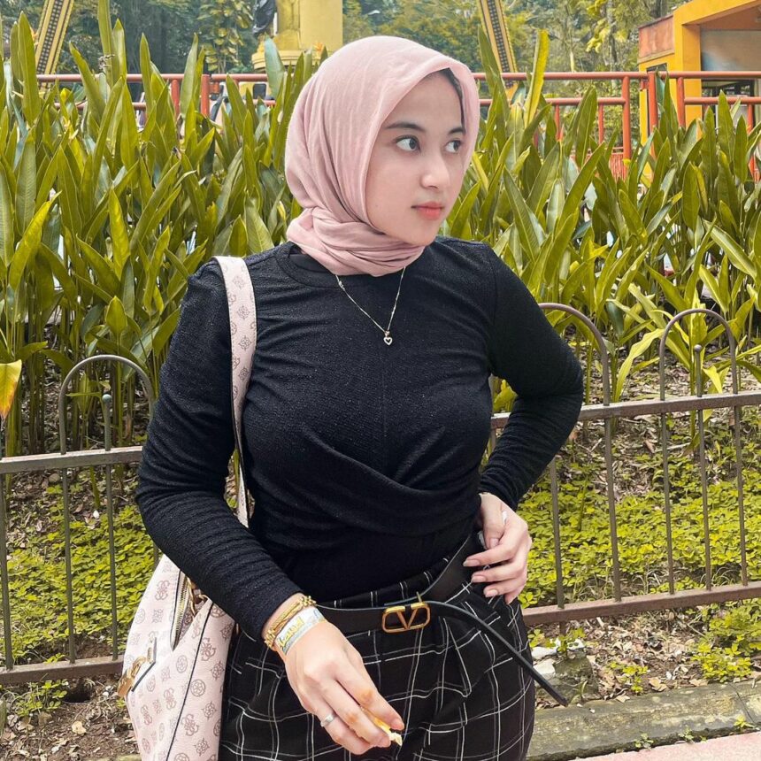 Salma Salsha, Aspri Hotman Pris Berhijab Unggah Foto Pakai Baju Ketat, Netizen: Ada yang Menonjol
