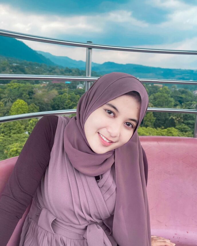 Salma Salsha, Aspri Hotman Pris Berhijab Unggah Foto Pakai Baju Ketat, Netizen: Ada yang Menonjol