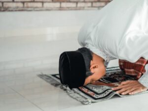 Cekricek.id - Adanya tanda hitam bekas sujud atau bekas pada wajah seorang muslim sering ditanyakan oleh berbagai kalangan.