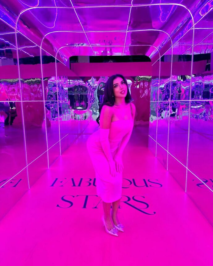 Bohainya Penampilan Millen Cyrus, Kenakan Dress Pink Mirip Gadis Rusia