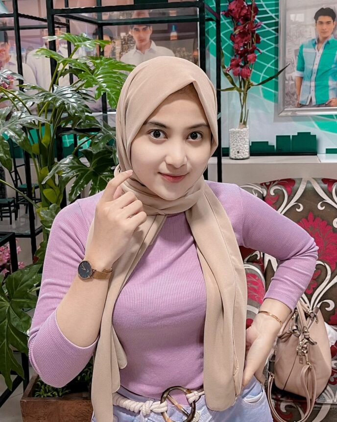 Salma Salsha, Aspri Hotman Pris Berhijab Unggah Foto Pakai Baju Ketat, Netizen: Ada yang Menonjol
