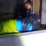 Sebuah video viral di media sosial memperlihatkan aksi seorang wanita cantik yang menjelma menjadi babi untuk ngepet masuk ke rumah orang.