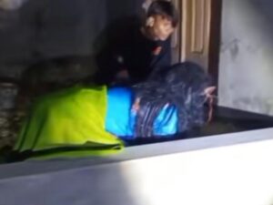 Sebuah video viral di media sosial memperlihatkan aksi seorang wanita cantik yang menjelma menjadi babi untuk ngepet masuk ke rumah orang.