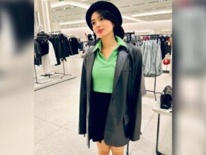 ekricek.id - Biasanya Wika Salim selalu tampil dengan baju ketat dan mini, tetapi kali ini percaya diri tampil dengan baju kebesaran mirip boneka