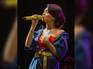 Cekricek.id - Netizen kembali dibuat salfok dengan bentuk pakaian yang dikenakan oleh Wika Salim. Terkhususnya pada bagian tali crop top