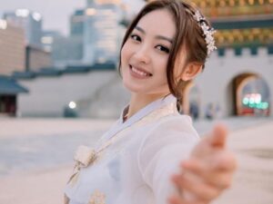 Natasha Wilona belum lama ini mengunggah potret cantiknya yang mengenakan hanbok di Seoul, Korea Selatang yang berhasil bikin pangling.