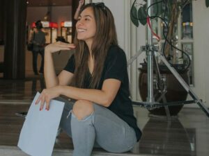Cekricek.id - Wulan Guritno begitu sering berdandan ala pesona remaja atau gadis ABG. Intip berbagai pesonanya yang sulit ditebak usia aslinya