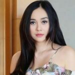 Aura Kasih belum lama ini hebohkan jagat maya dengan pengakuannya yang memakai baju tertutup namun tetap masih terlihat besar.