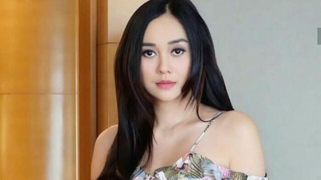 Aura Kasih belum lama ini hebohkan jagat maya dengan pengakuannya yang memakai baju tertutup namun tetap masih terlihat besar.